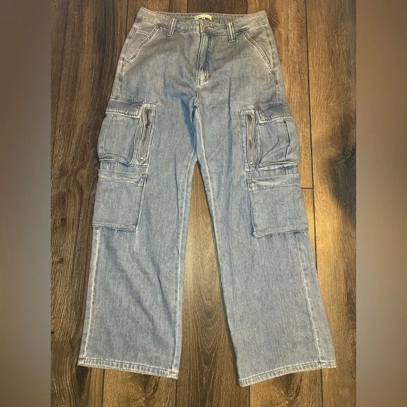 GUESS Cargo Jeans 29x30 – Light Wash Denim, Multi-Pocket, Zipper Detail - Picture 2 of 13